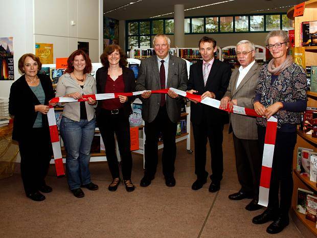  Sie gaben am Dienstag den Weg frei zum neuen Fantasy- und Comic-Angebot der Stadtbibliothek Viersen (v.l.n.r.): Elke Kaufmann (Stadtbibliothek, Lektorin Fantasy), Diana Menschig (Autorin und Mitorganisatorin der Veranstaltungsreihe), Christiane Wetter (Leiterin der Bibliothek), Norbert Jansen (Grünstücks-Marketing-Gesellschaft), Stefan Vander (Vorstand Viersener Sparkassenstiftung), Dr. Paul Schrömbges (Erster Beigeordneter) und Nicole Witt (Stadtbibliothek, Lektorin Comics).  