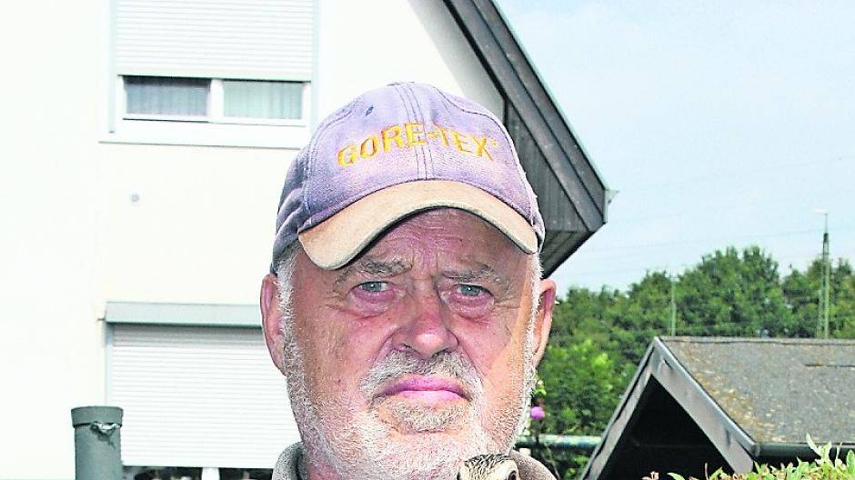  Julius Schmitz mit der Ente, die er vor seinem Gatter fand. „Zum Glück waren die Verletzungen nicht lebensbedrohlich. Aber wer verschnürt denn so ein armes Lebewesen mit einer Angelschnur?“, fragt der Rentner. 