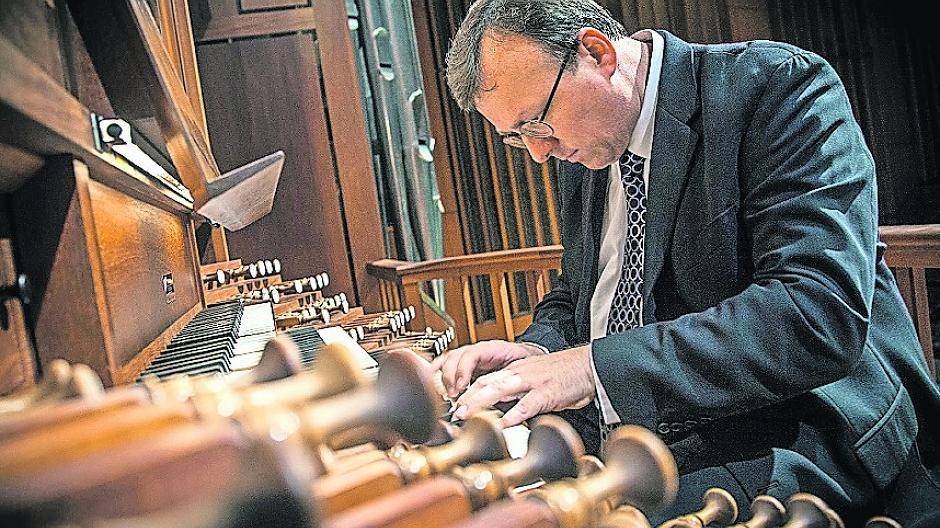 Um 16.30 Uhr ist Organist Prof. Stefan Engels in der katholischen Pfarrkirche St. Cornelius zu Gast.