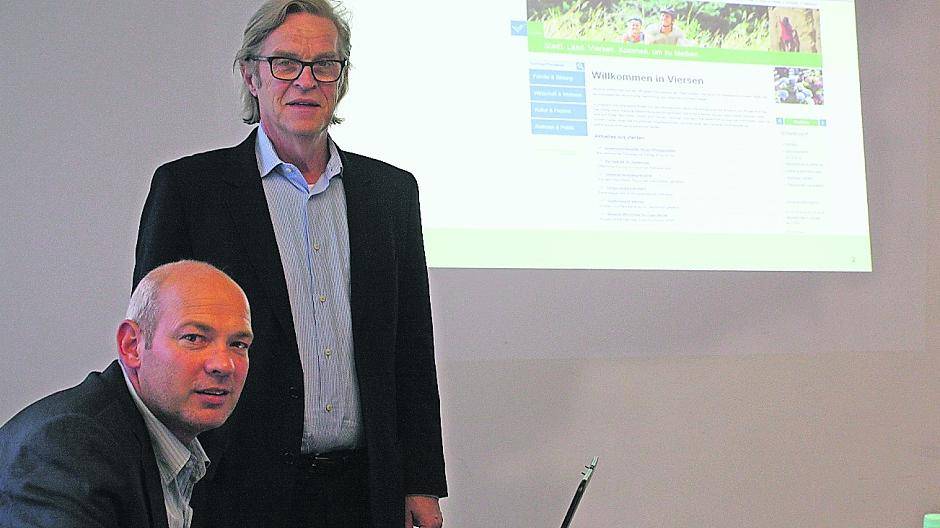  Koordinator Oliver Maaßen und Bürgermeister Günter Thönnessen stellten in dieser Woche das neue Bürgerinformationsportal der Stadt Viersen vor. 