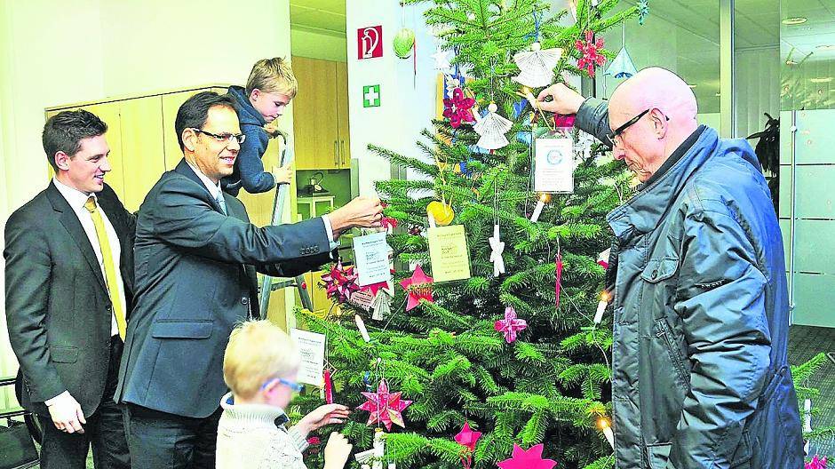  Mario Dritter, Geschäftsstellenleiter der Geschäftsstelle in Waldniel, Michael Willemse vom Vorstand der Volksbank Viersen eG und Hans Josef Lohmanns als Vorsitzender des Freundeskreises (v.l.) waren beim Schmücken dabei. 