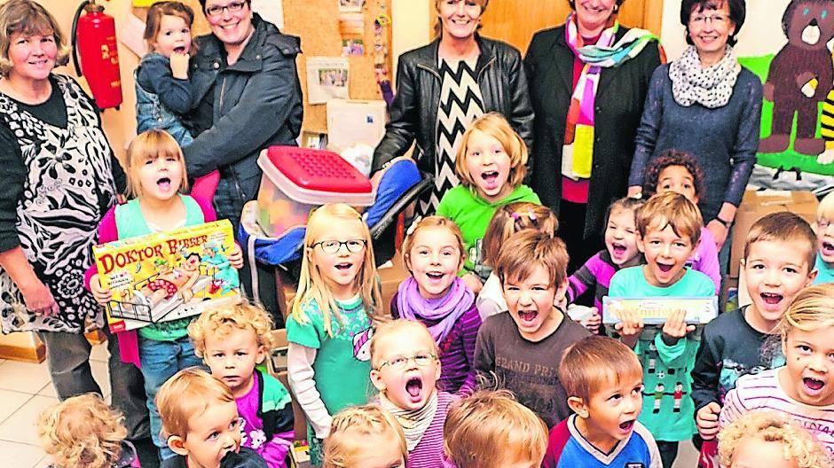 Freude in der Kita (v.l.): Inge Fregin (Leiterin der Kita), Sabine Jansen (Elternschaft/ Mitarbeiterin Kita), Renate Ackermann (SKF-Frauenhaus), Sigrid Nolde (SKF-Frauenhaus) und Bianca Zeh (SKF-Vorstand).