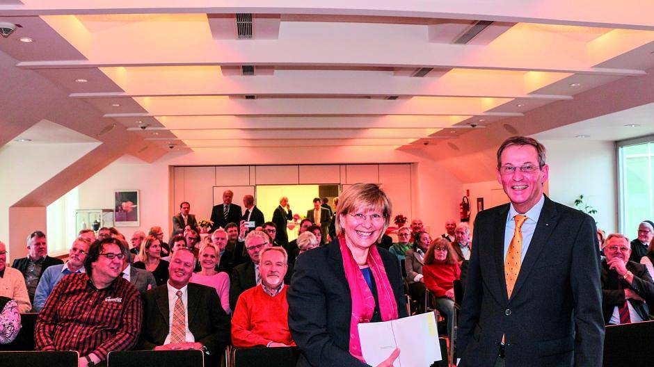  Dr. Birgit Roos von der Sparkasse und Landrat Peter Ottmann überreichten jetzt den Vertretern der Vereine die Spendenmittel. 