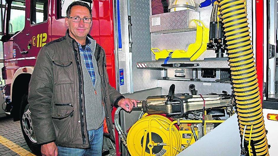  Wehrführer Dirk Neikes am Einsatzfahrzeug. 