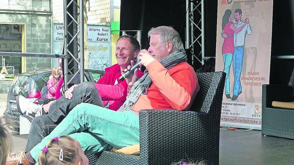 Moderator Frank Schiffers (rechts) im Gespräch mit Schlagersänger Jürgen Peter. Dieses Bild wird es auch in diesem Jahr geben. In der Südstadt liegt „Musik in der Luft“. 