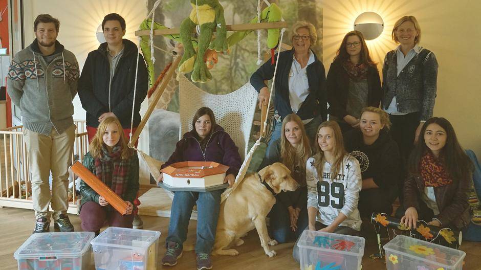 Geschenke für das Kinderhaus Viersen: (oben v.l.) Patrick Peters, Tibor Heckmann, Ingrid Koenen (Leiterin Kinderhaus), Steffi Frank (Lehrerin Berufskolleg), Marianne Fervers (Klassenlehrerin); (unten v.l.) Christina Kleinschmidt, Nathalie Büschkes, Celina Wolters, Larissa Rölkes, Leonie Krampe und Didem Kaya.