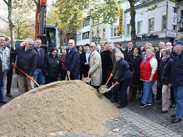 Beim ersten Spatenstich waren neben dem Bürgermeister auch viele Bürger aus der Südtstadt mit von der Partie, die sich bei der Erstellung des Plans für den neuen Gereonsplatz beteiligt hatten.
