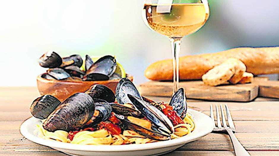 Muscheln mit Weißwein ist eine köstliche Mischung und reiner Gaumenfreude.