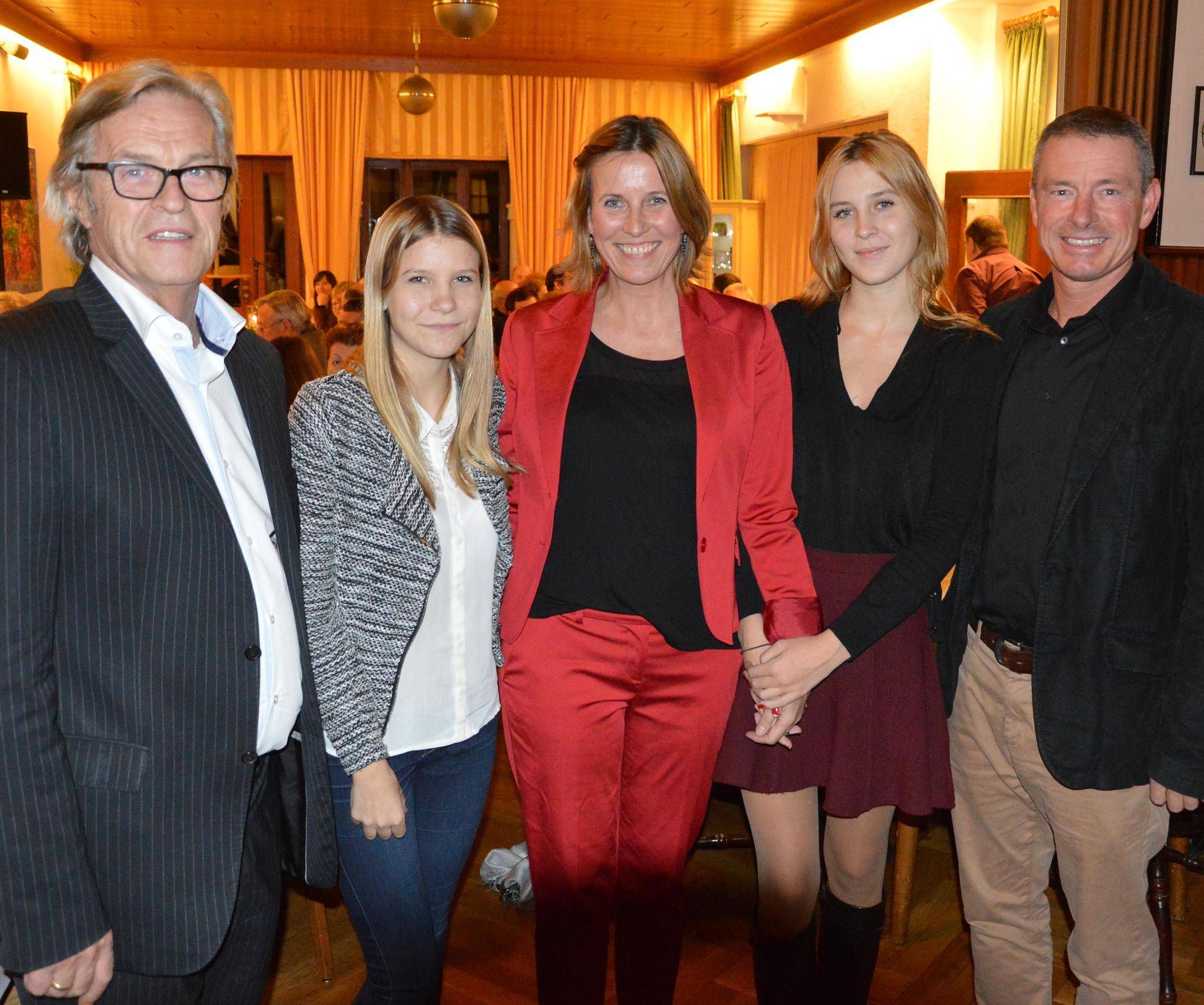 Sabine Anemüller mit ihrem Mann Frank Kersbaum (re.), den beiden Töchtern Dana (li.) und Laura sowie Bürgermeister Günter Thönnessen.