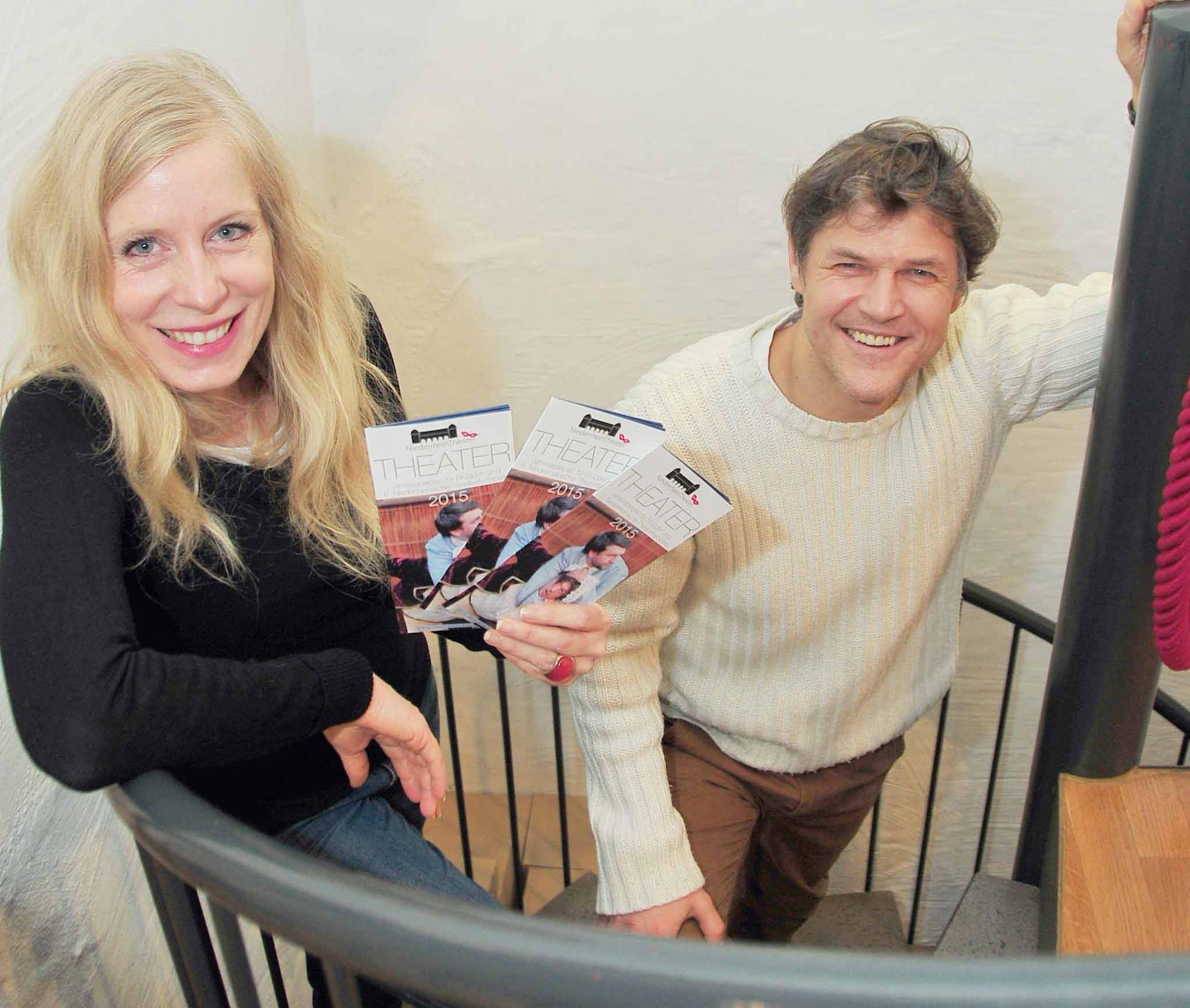 Verena Bill und Michael Koenen haben in der Burg Brüggen jetzt das Niederrheintheater-Programm für 2015 vorgestellt.