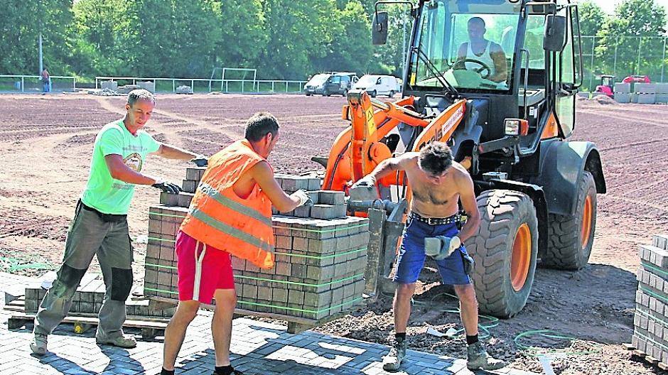  Derzeit pflastern Arbeiter des von der Stadt beauftragten Fachunternehmens die Platzeinfassung. 