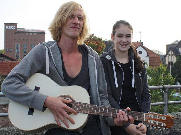 Musiklehrer Marc Enners und Jessica.