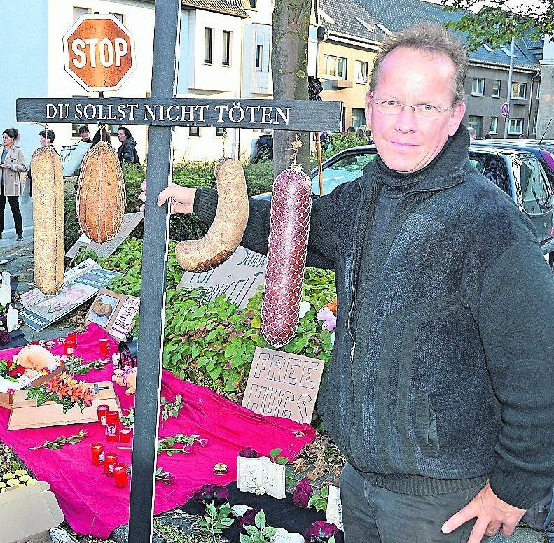 Die Aktivisten hatten mit Kreuzen und Kerzen gegen Massentierhaltung und Fleischkonsum demonstriert.