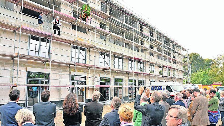  Beim Richtfest für das neue Altenheim der Caritas am Irmgardisstift herrschte jede Menge Andrang. Schon im Sommer 2015 sollen hier vier Wohngruppen Platz finden. 