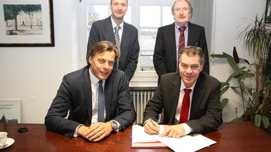 Unterzeichneten jetzt den Strom-Konzessionsvertrag: v.l.n.r., vorne, Rainer Hegmann, Leiter der Hauptregion Rhein-Ruhr, RWE Deutschland, Bürgermeister Frank Gellen, hinten, RWE Kommunalbetreuer Frithjof Gerstner, Gemeindeverwaltungsdirektor Gerd Schwarz.