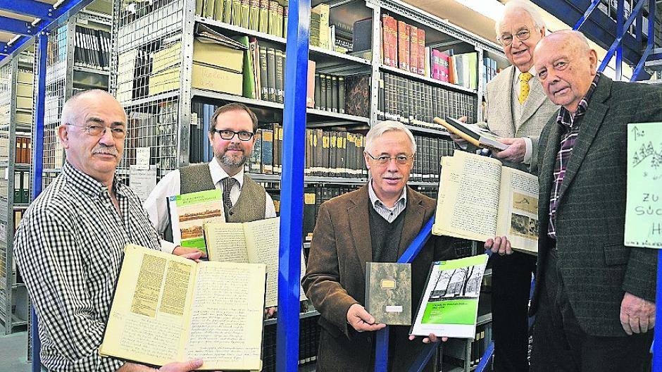  Reinhold Hörkens, Stadtarchivar Marcus Ewers, Erster Beigeordneter Dr. Paul Schrömbges, Hans-Willi Lennertz und Kurt Schroeren (v.l.) stellten die Viersener Schulchroniken vor. 