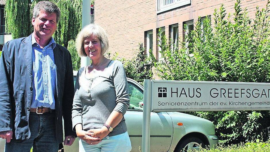 Hartmut Banniza (Konrektor der Realschule an der Josefskirche) und Gabriele Lohbusch (Betreuerin von Demenzkranken im Haus Greefsgarten) stellten die gemeinsam geplanten Projekte von Schule und Seniorenzentrum vor.