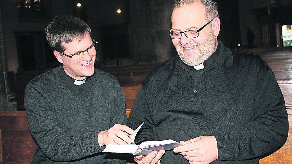  Schon seit dem Sommer bereiten sich Pfarrer Helmut Finzel (l.) und Pfarrer Roland Klugmann auf die Weihnachtstage vor. Auch die Lieder, die in den Messen gesungen werden, haben die beiden schon gemeinsam ausgesucht. 