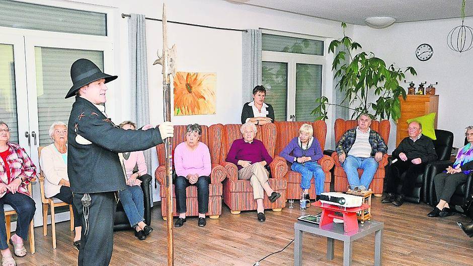 Mit seinem virtuellen Rundgang begeisterte der Dülkener Nachtwächter André Schmitz die Gäste der Caritas-Tagespflege.