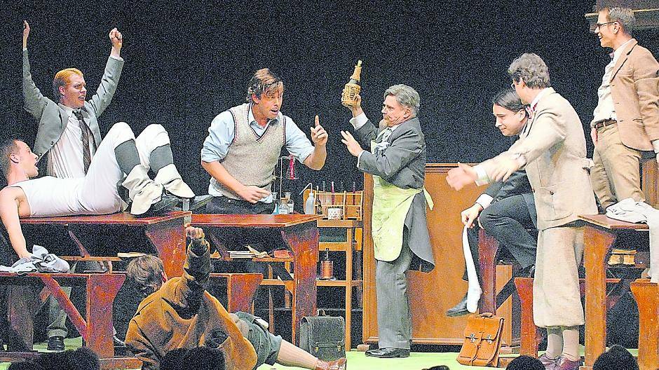  Am Montag, 15. Dezember, 20 Uhr, gastiert das Altonaer Theater mit der „Feuerzangenbowle“ in Viersen. 