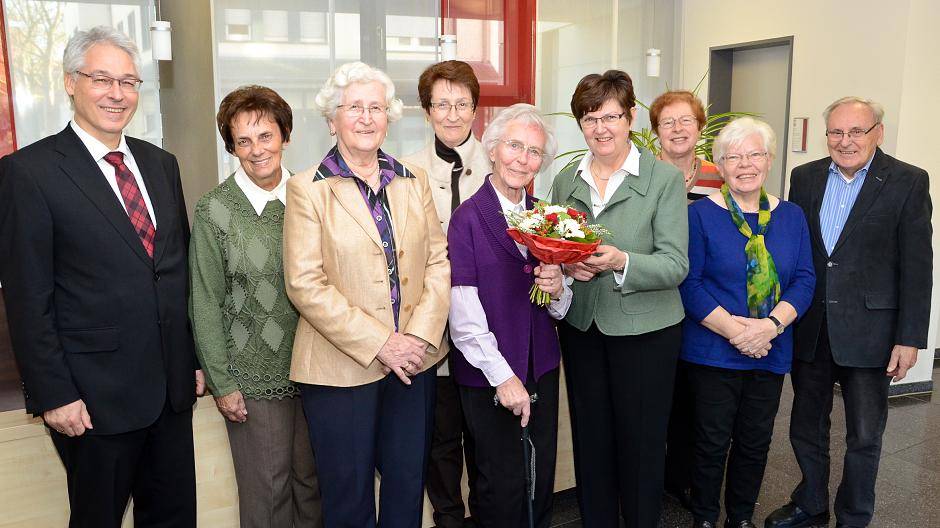  Mitglieder der ersten Stunde ehrte jetzt der Caritasverband für die Region Kempen-Viersen (von links): Geschäftsführer Peter Babinetz, Änne Lorenz, Rosemarie Henselowsky, Ursula Orths, Katharina Sijben, Dr. Ingeborg Odenthal (1. Vorsitzende), Ursula Bähren, Hildegard und Willi Bex. 