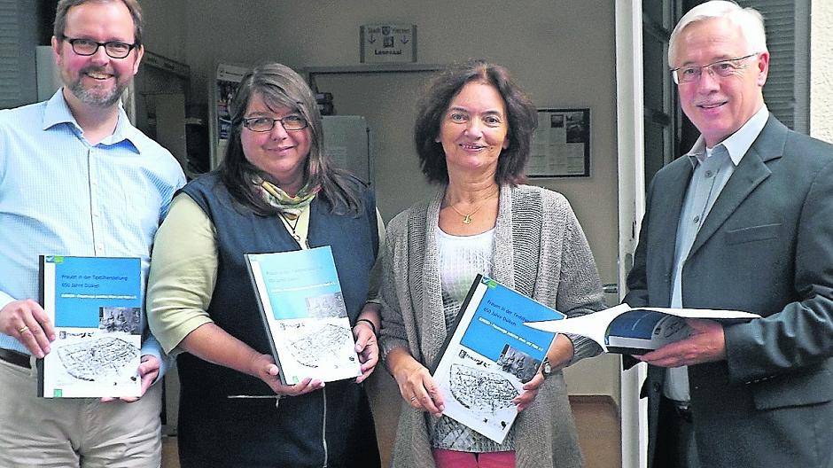 Stadtarchivar Marcus Ewers, die Autorinnen Historikerin Angelika Klein-Kohlhaas und Maria Claßen sowie der Erste Beigeordnete der Stadt Viersen, Dr. Paul Schrömbges, (v.l.) stellten kürzlich die neue Publikation „Frauen in der Textilherstellung“ vor.