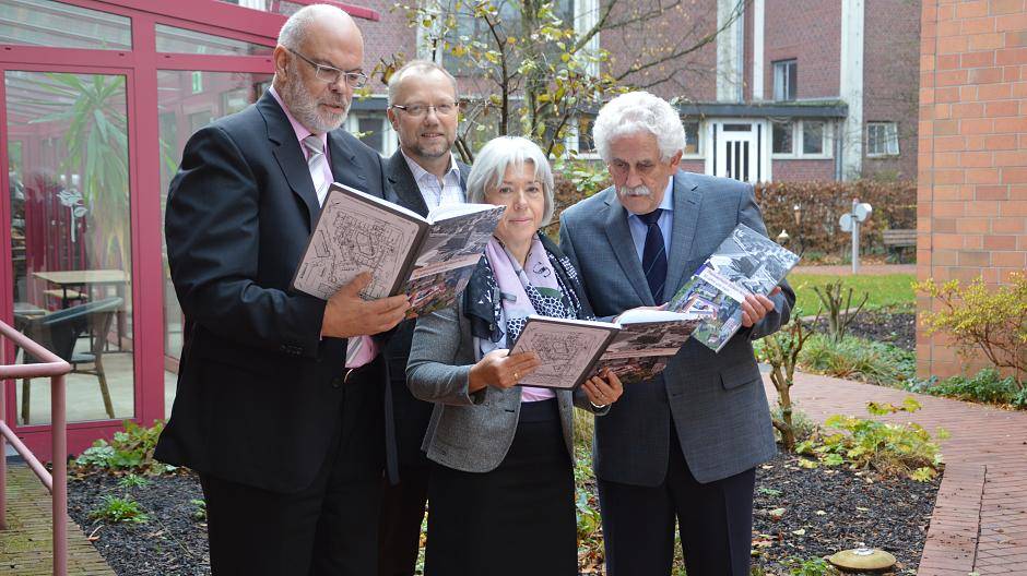 Einrichtungsleiter und Stiftungsvorstand Josef Heinemann, Kuratoriumsvorsitzender Rudolf Neumann und die beiden Autoren Ramona Vahle-Bonsels und Wilfried Kluß (v.l.).