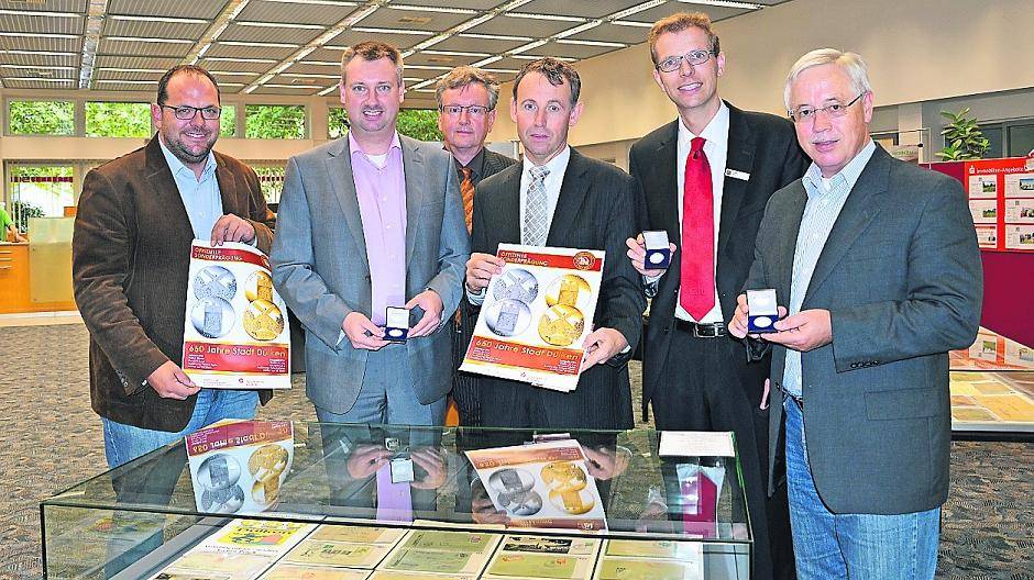 Ralf Groschopp (Koordination 650 Jahre Dülken), Michael Aach (Ortsbürgermeister Dülken), Michael Knippschild (EuroMint), Stefan Vander (Sparkassenstiftung), Frank Dors (Sparkasse Dülken) und Dr. Paul Schrömbges (Erster Beigeordneter der Stadt Viersen) (v.l.) mit den Medaillen.
