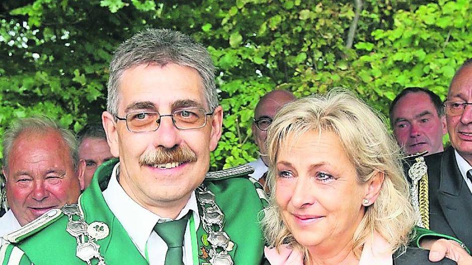  Wolfgang I. Schneider und Gattin Heike sind das Osterather Dreamteam 2014 auf dem Schützenthron. 