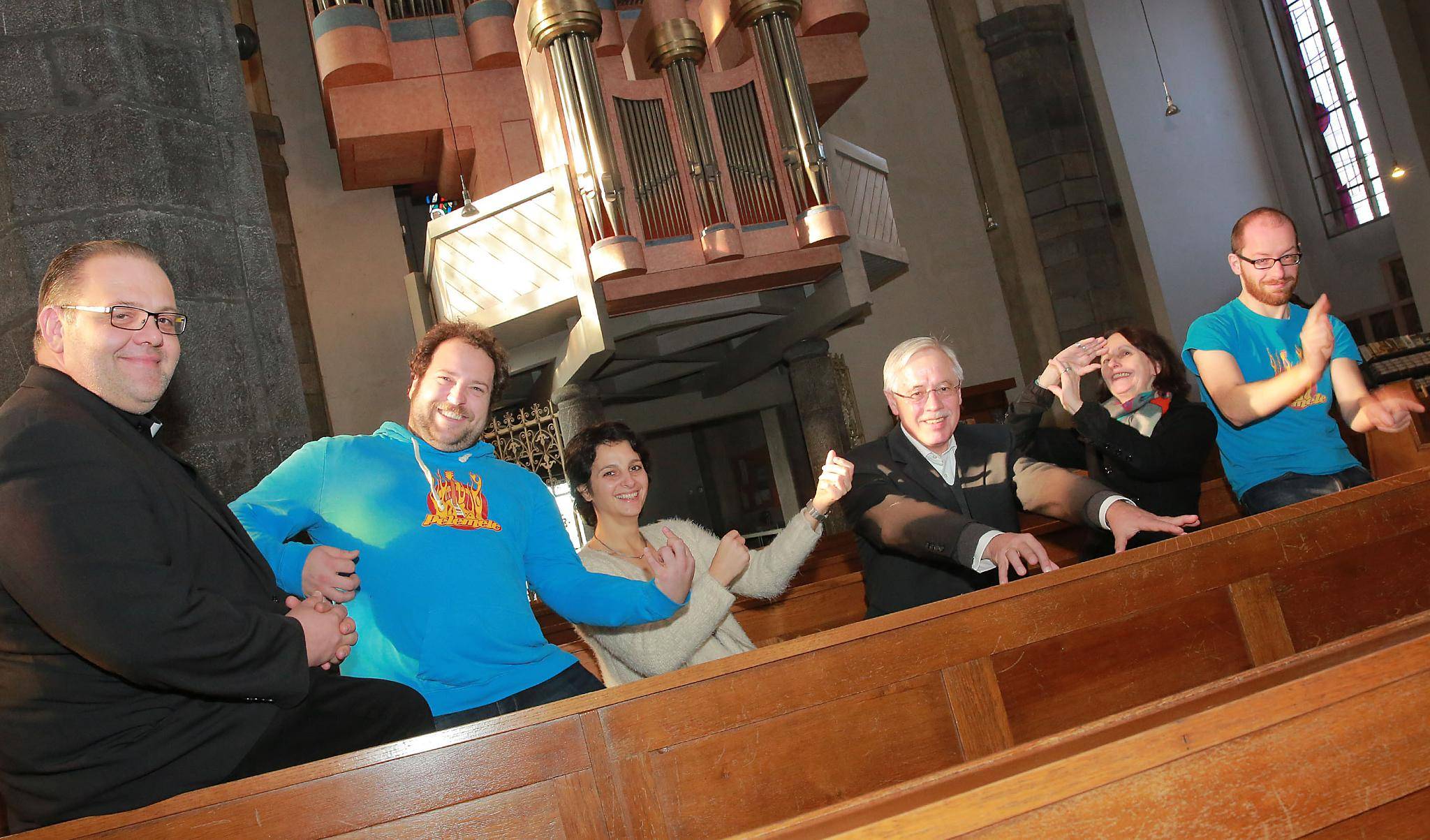 Pfarrer Roland Klugmann, Picco Fröhlich, Nicola Nilles, Dr.Paul Schrömbges, Brigitte Baggen und Florian Bergmann (v.l.n.r.) spielen schon einmal Luftinstrumente. Am zweiten Advent soll es dann in der Remigiuskirche wirklich erklingen.