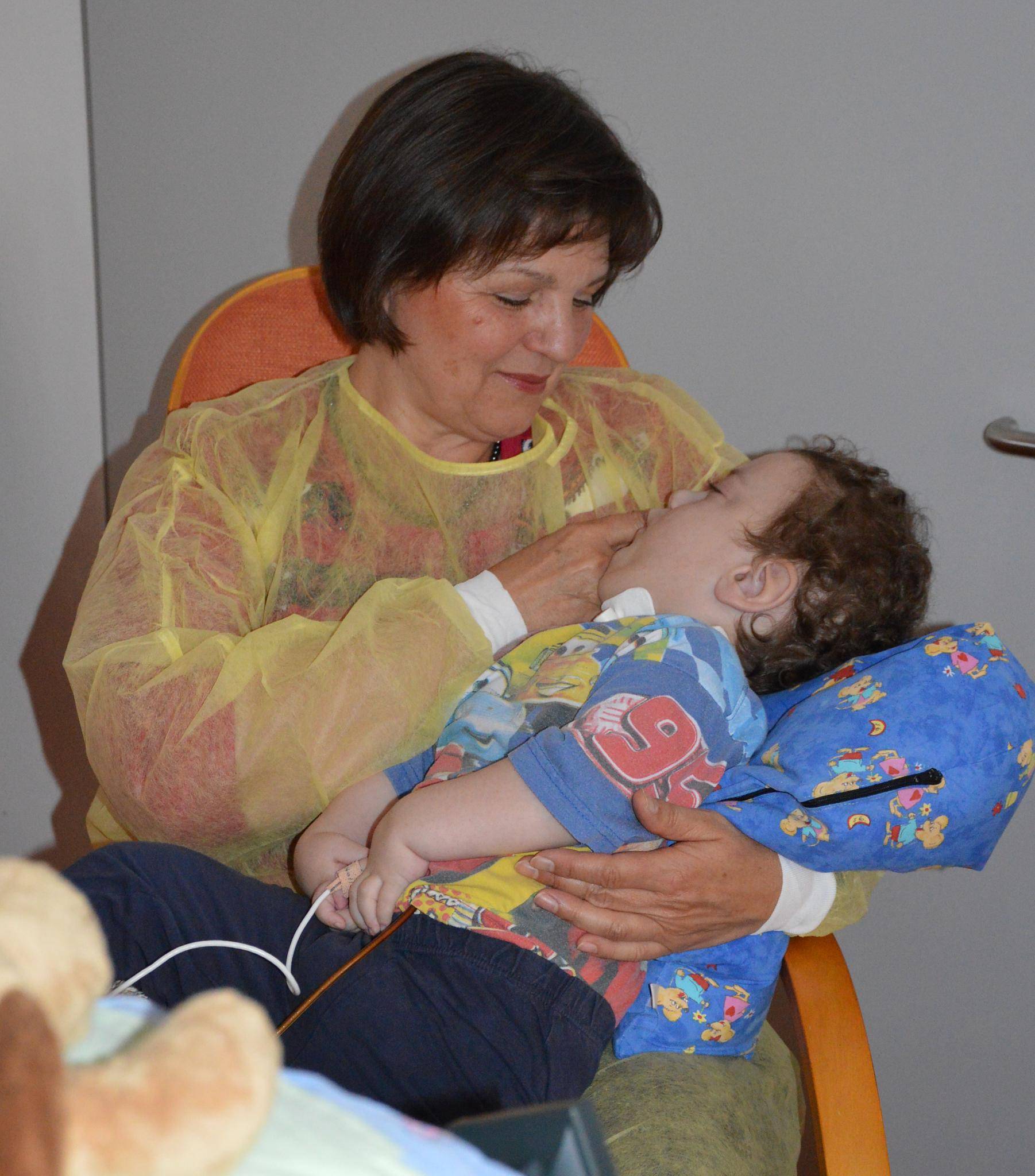 Brigitte Herfs ist eine von sieben ehrenamtlichen Helfern im Viersener Kinderhaus. Liebevoll kümmert sie sich um den kleinen Christos.