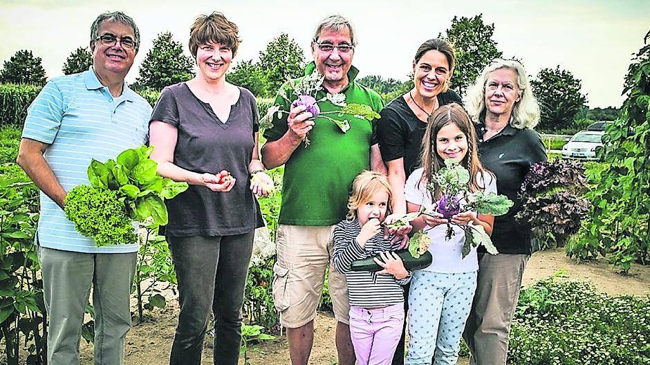 Sie ernten ihr Gemüse voller Freude (v.l.n.r.): Wilhelm Warwel, Annette Schmitz, Hans-Joachim Linz, Sandra Linz, Ursula Bonekat, (vorne) Marie (9) und Lucie (6) Schmüdderich.