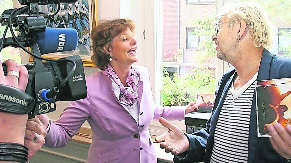„Der muss richtig laut sein“, sagt Bürgermeisterin Angelika Mielke-Westerlage, dreht die Anlage auf - und singt die Strophen mit. Gemeinsam mit „Wölli“ Rohde stellte die erste Frau der Stadt Meerbusch die neue Hymne „Meerbusch wunderbar“ vor.