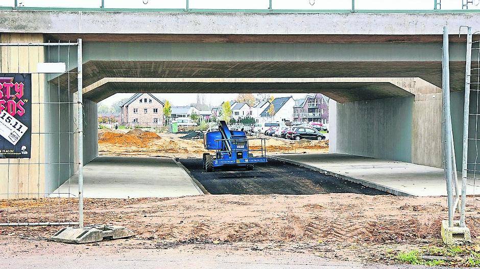  Noch grau in grau - bald kunstvoll besprüht: Die Bahnunterführung des Innerstädtischen Erschließungsrings. 