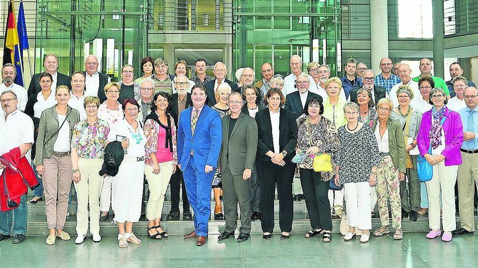 Mit Meerbuschs CDU-Bundestagsabgeordneten Ansgar Heveling blauer Anzug vorne) gings durch Berlin. 