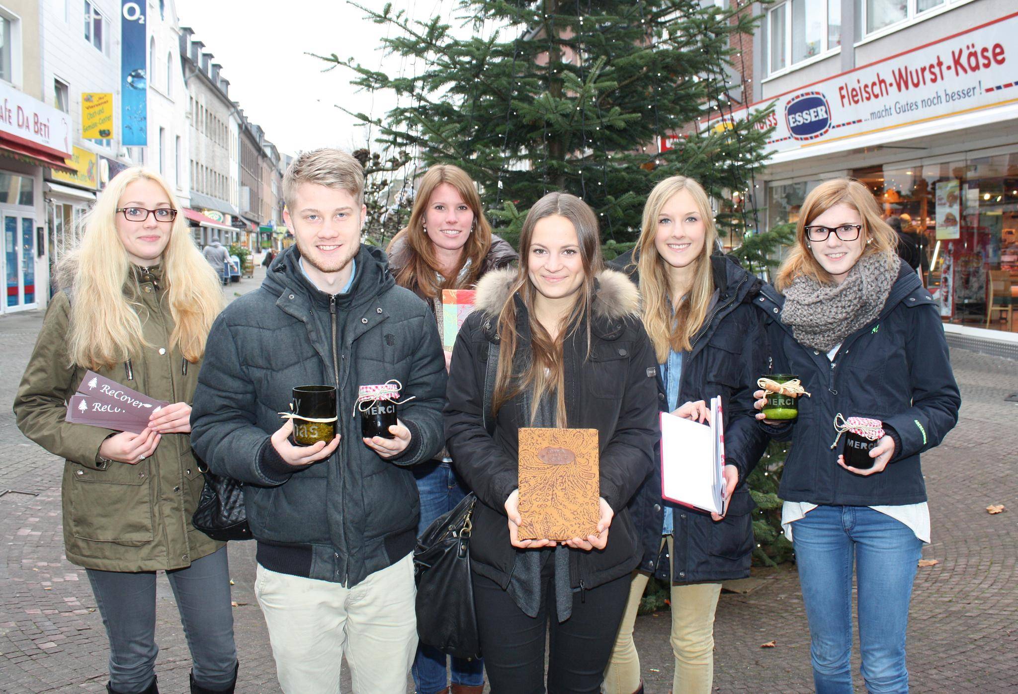 Alina Ernst, Niklas Loreth, Anna-Lena Biermann, Jana Otto, Lucca Zorn und Marie-Christine Wolff (v.l.) präsentieren gemeinsam mit rund 400 weiteren Studenten am Wochenende kreative Geschenkideen zu Weihnachten.