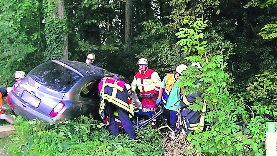 Zwischen Bösinghoven und Strümp kam eine 40-jährige Moerserin von der Straße ab und zog sich schwere Verletzungen zu. Die Feuerwehr Meerbusch rettete die Frau, die Polizei ermittelt wegen des Verdachts auf Medikamenteneinfluss.