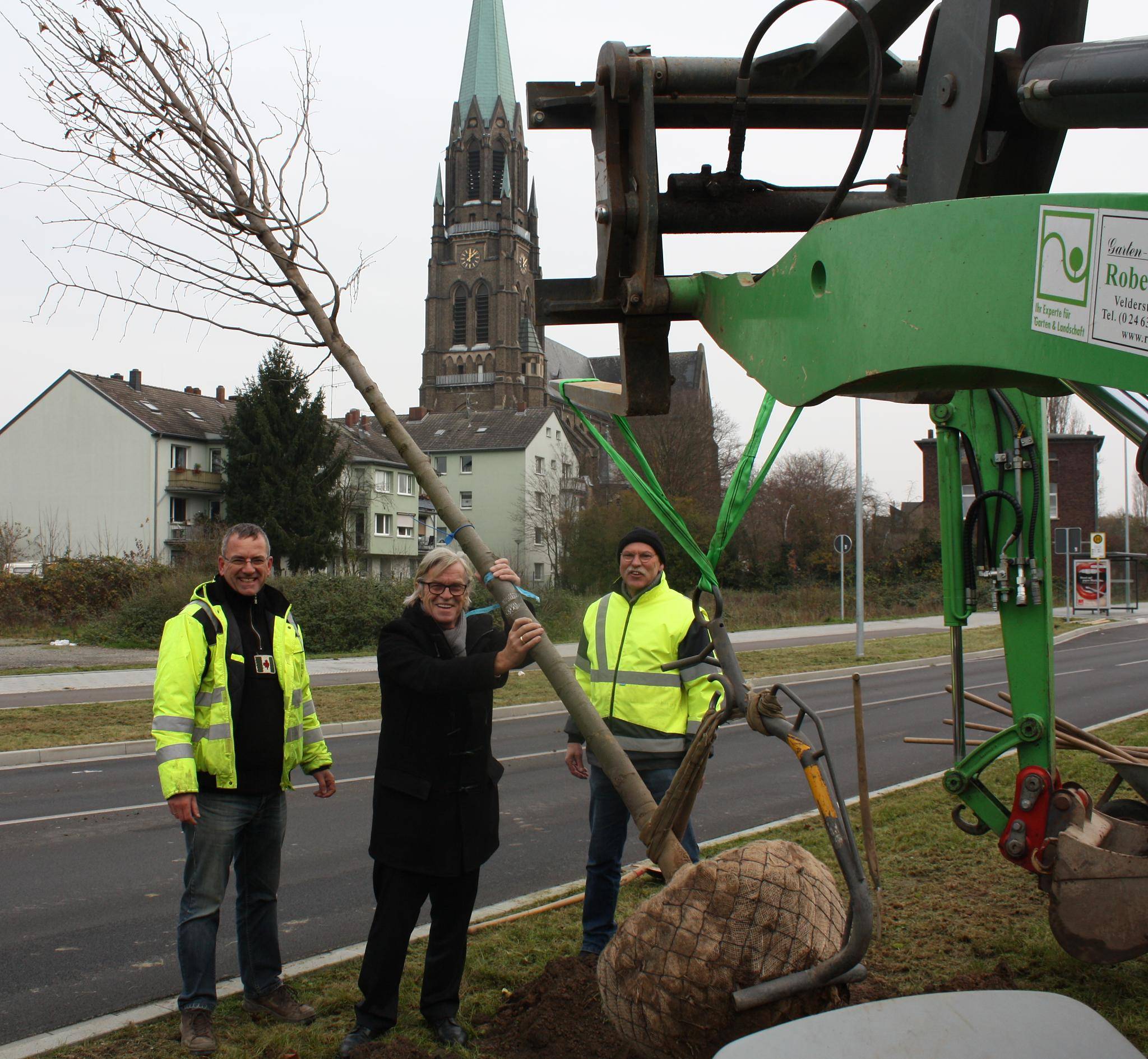 Viersens Bürgermeister Günter Thönnessen durfte den ersten Baum einpflanzen.