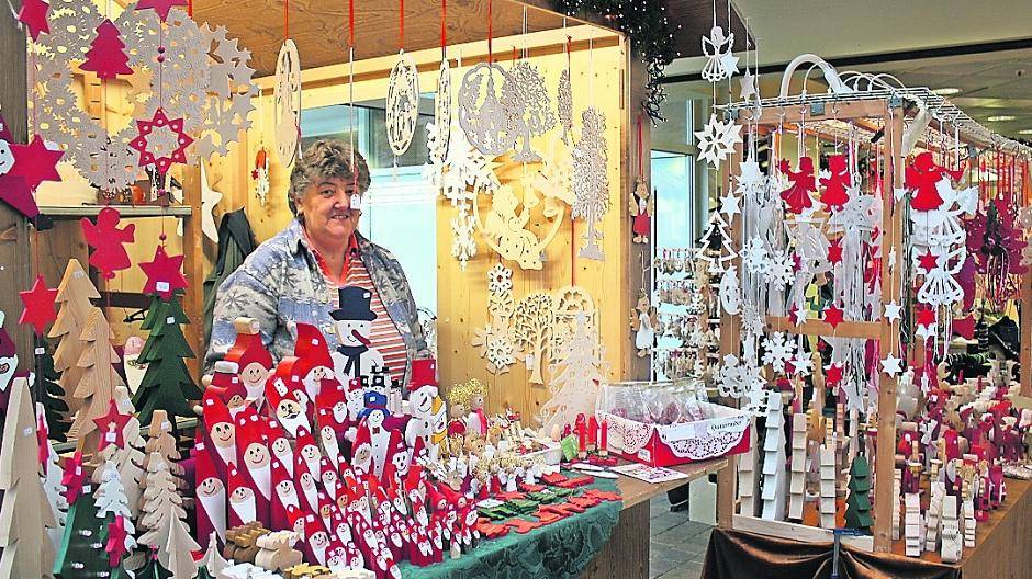 Die Weihnachtsbuden in der Rathausgalerie sorgen jetzt schon für ein stimmungsvolles Ambiente. Kommenden Sonntag gibt es dann zusätzlich zum kleinen Weihnachtsmarkt auch noch den Fontys-Christmas-Market und ein Weihnachtsprogramm an der südlichen Hauptstraße.