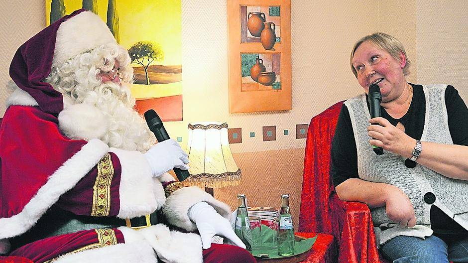 Edmund Kreuzner führte das Gespräch diesmal als Weihnachtsmann. Vera Dergun berichtete, wie sie als Kind Weihnachten in Sibirien feierte.