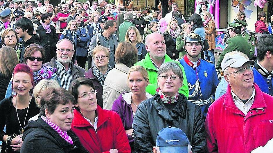  Am kommenden Samstag werden wieder Hunderte Lanker auf ihren neuen Monarchen warten. Das Vogelschießen ist immer eine Unterhaltung für das gesamte Dorf. 