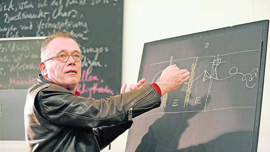 Beuys‘ ehemaliger Schüler und späterer Mitarbeiter Johannes Stüttgen verbreitet den Gedanken der „Sozialen Plastik“ weiter — und jetzt auch in Meerbusch. Am kommenden Mittwoch ist er im Osterather KulturZentrum.