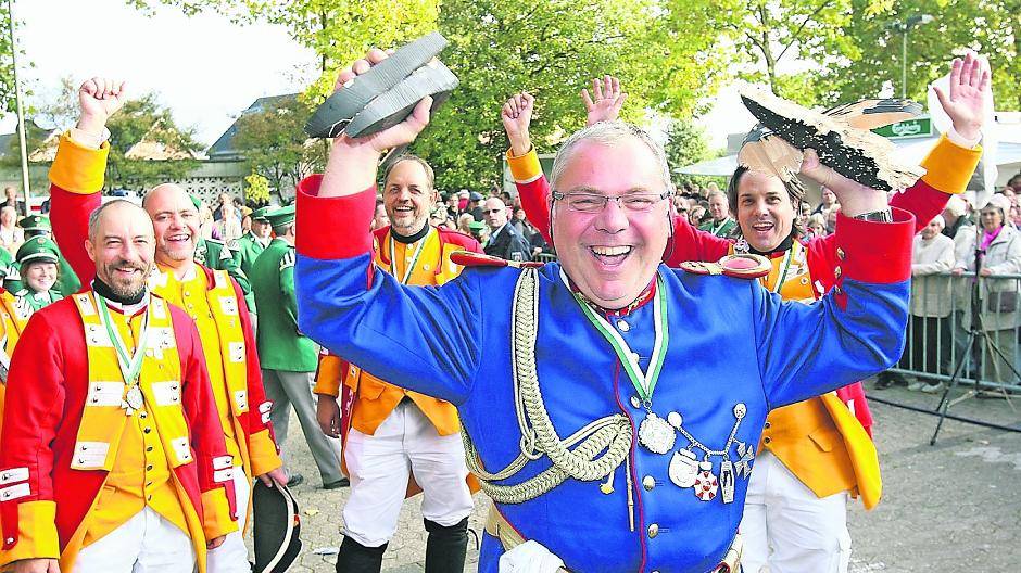  Stefan Mosch ist der neue König des Osterather Heimat- und Schützenbundes. Nach dem finalen Schuss folgte der Jubel - und ganz Osterath freute sich mit der neuen Majestät. 