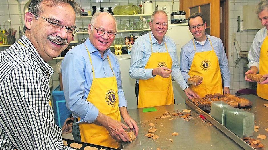  Die „Lions“ in der Backstube von Café Schwarz. 