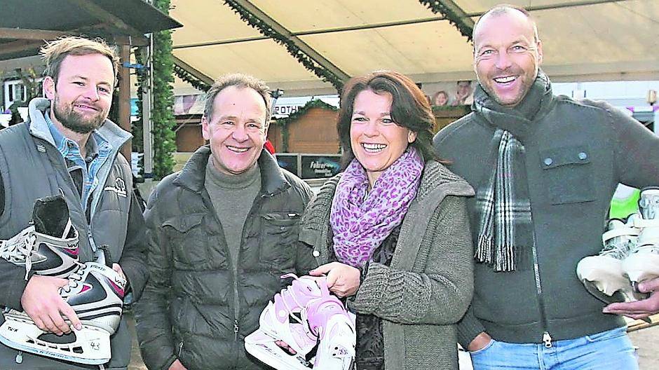 Robert Selders (l.) und Andreas Galonska (r.) von der WuI, Ausrichter Klaus Unterwainig (2.v.l.) und Alexandra Schellhorn vom Stadtmarketing haben für das zehnjährige Bestehen der Winterwelt in Meerbusch ein tolles Programm auf die Beine gestellt.