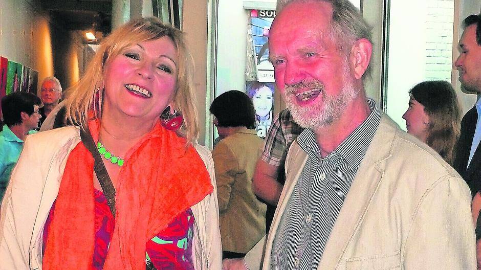  Der Kulturbeauftragte der Stadt Meerbusch, Thomas Cieslik, bei der Ausstellungseröffnung mit Künstlerin Teresa Bähr aus Lank-Latum. 