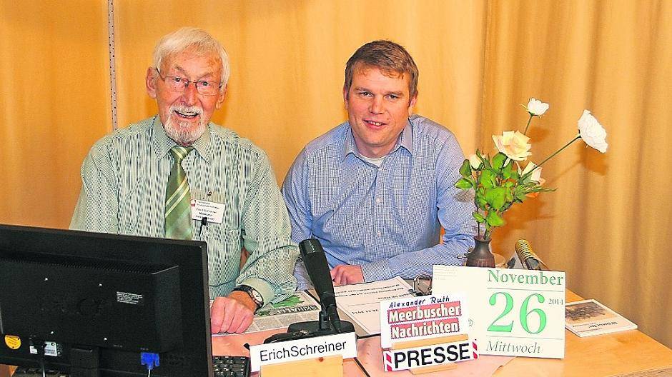  Seniorenheim-TV-Moderator Erich Schreiner (l.) bei einer Live-Sendung im Seniorenheim Hildegundis von Meer. Redakteur Alexander Ruth von den Meerbuscher Nachrichten war zu Besuch. 