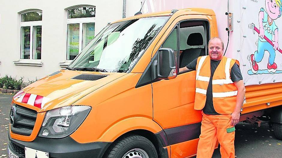  Markus Tilgner vom Bauhof fühlt sich rundum wohl in seinem nagelneuen Saubermobil. 