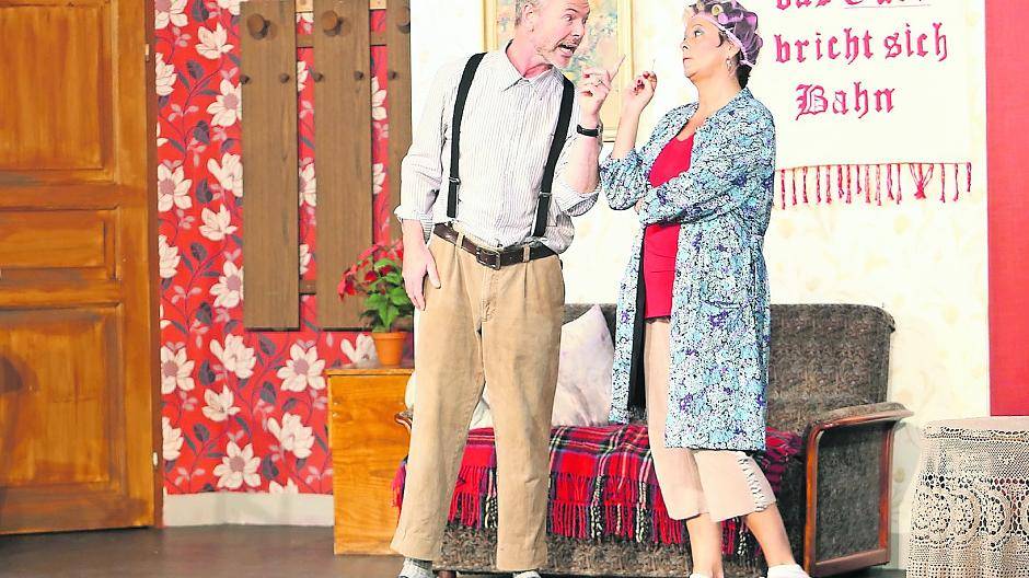  Hannes (Wolfgang Küsters) und Emmi Knöselig (Gerda Paas) überzeugten in diesem Jahr auf der Bühne. Jetzt sucht das Buretheater einen weiteren neuen Schauspieler. 