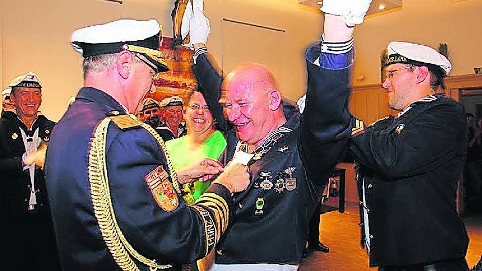  Geschafft: Johannes Smitmanns konnte den Vogel von der Stange holen.  